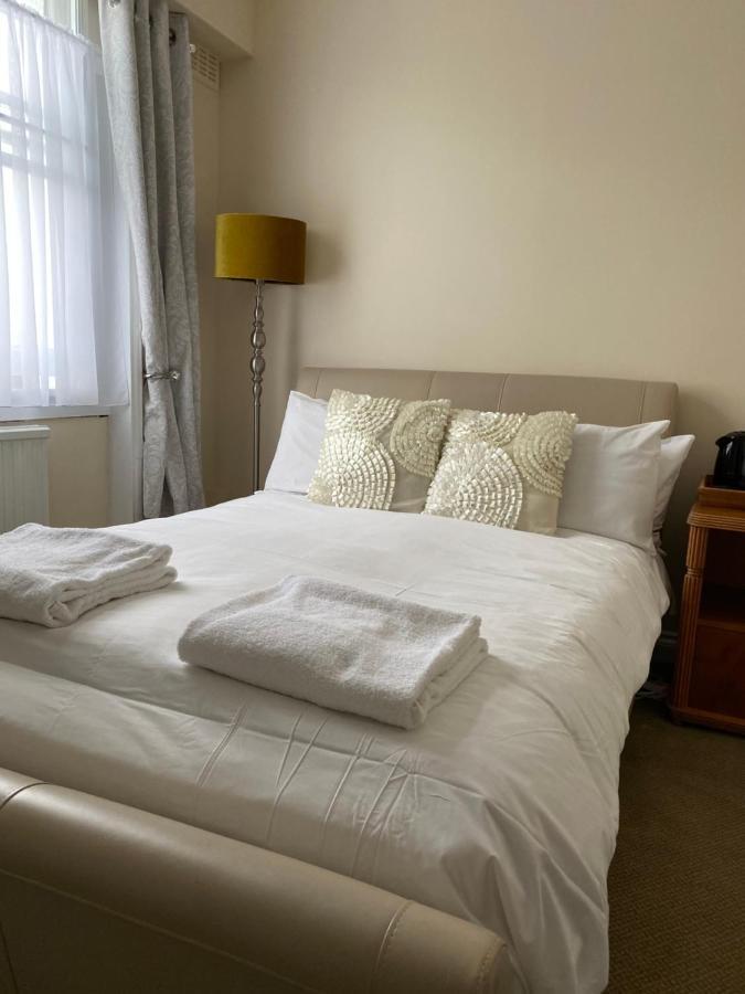 Black Lion Surbiton Экстерьер фото